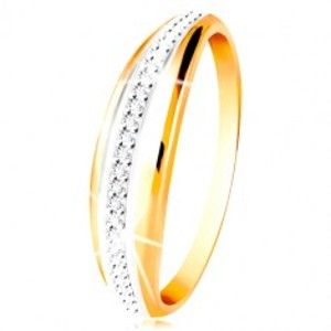 Šperky eshop - Zlatý 14K prsteň - vypuklý pás s líniou bieleho zlata a čírych zirkónov GG214.51/57 - Veľkosť: 49 mm
