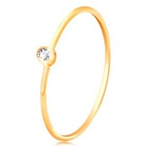 Šperky eshop - Zlatý diamantový prsteň 585 - ligotavý číry briliant v lesklej objímke, úzke ramená BT502.71/77 - Veľkosť: 48 mm