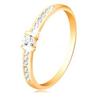 Šperky eshop - Zlatý prsteň 14K - číre trblietavé ramená, vyvýšený okrúhly zirkón čírej farby GG57.30/37 - Veľkosť: 52 mm