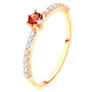 Šperky eshop - Zlatý prsteň 375 - číre zirkónové línie, vyvýšený okrúhly červený granát GG115.16 - Veľkosť: 50 mm
