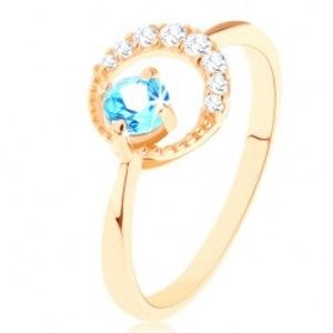 Šperky eshop - Zlatý prsteň 375 - kosák mesiaca zdobený čírymi zirkónikmi, modrý topás GG65.42/47 - Veľkosť: 50 mm