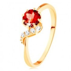 Šperky eshop - Zlatý prsteň 375 - okrúhly granát červenej farby, ligotavá vlnka GG116.38/39 - Veľkosť: 57 mm