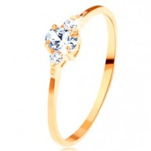 Šperky eshop - Zlatý prsteň 585 - číry oválny zirkón, malé zirkóniky po stranách GG113.21/27 - Veľkosť: 60 mm