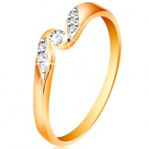 Šperky eshop - Zlatý prsteň 585 - číry zirkón medzi koncami ramien, drobné zirkóniky GG191.54/60 - Veľkosť: 58 mm