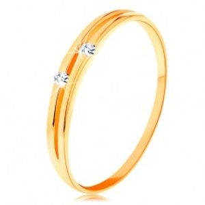 Šperky eshop - Zlatý prsteň 585 - lesklé hladké ramená s úzkym výrezom a zirkónikmi GG157.25/31 - Veľkosť: 57 mm