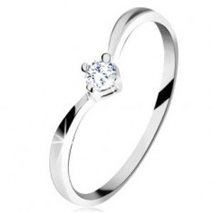Šperky eshop - Zlatý prsteň 585 - lesklé zahnuté ramená, ligotavý brúsený diamant čírej farby BT153.65/69/500.30/31/503.13/14 - Veľkosť: 59 mm
