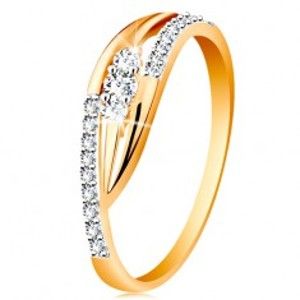 Šperky eshop - Zlatý prsteň 585 - lesklé zahnuté ramená, trblietavé pásy a tri zirkóny GG189.12/20 - Veľkosť: 54 mm