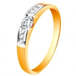 Šperky eshop - Zlatý prsteň 585 - okrúhly číry zirkón v strede, pásy zirkónov po stranách GG197.79/86 - Veľkosť: 59 mm