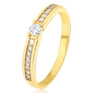 Šperky eshop - Zlatý prsteň 585 - okrúhly číry zirkón v strede, tenké pásy kamienkov po stranách GG11.52 - Veľkosť: 49 mm