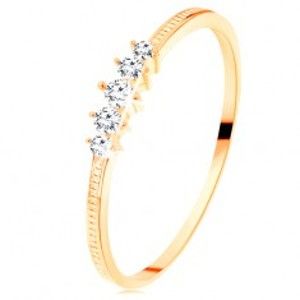 Šperky eshop - Zlatý prsteň 585 - pás trblietavých čírych zirkónikov, vrúbkované ramená GG110.32/38 - Veľkosť: 55 mm