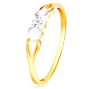 Šperky eshop - Zlatý prsteň 585 - srdiečka z bieleho zlata, výrezy a číry zirkón uprostred GG212.60/66 - Veľkosť: 49 mm
