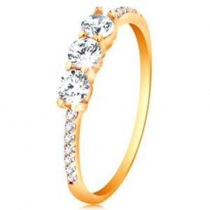 Šperky eshop - Zlatý prsteň 585 - tri číre vyvýšené zirkóny, ramená vykladané zirkónikmi GG191.32/40 - Veľkosť: 60 mm