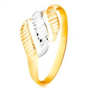 Šperky eshop - Zlatý prsteň 585 - tri vlnky zo žltého a bieleho zlata, ligotavé zárezy GG212.20/27 - Veľkosť: 49 mm