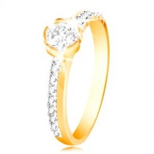 Šperky eshop - Zlatý prsteň 585 - úzke zirkónové línie na ramenách, veľký číry zirkón GG215.42/48 - Veľkosť: 56 mm