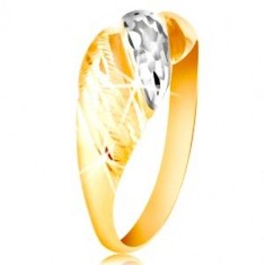 Šperky eshop - Zlatý prsteň 585 - vypuklé pásy žltého a bieleho zlata, ligotavé ryhy GG212.28/34 - Veľkosť: 56 mm