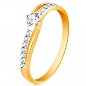 Šperky eshop - Zlatý prsteň 585 s rozdelenými dvojfarebnými ramenami, číre zirkóny GG197.56/64 - Veľkosť: 51 mm