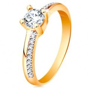 Šperky eshop - Zlatý prsteň 585 s trblietavými líniami a čírym zirkónom v kotlíku GG196.32/38 - Veľkosť: 51 mm